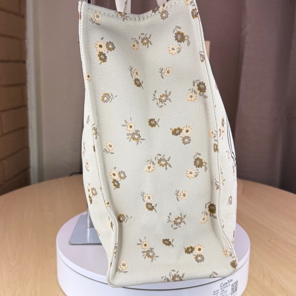 💥COACH - Tote With Rainbow Coach Badge - 110U482 - Picture 6 of 17